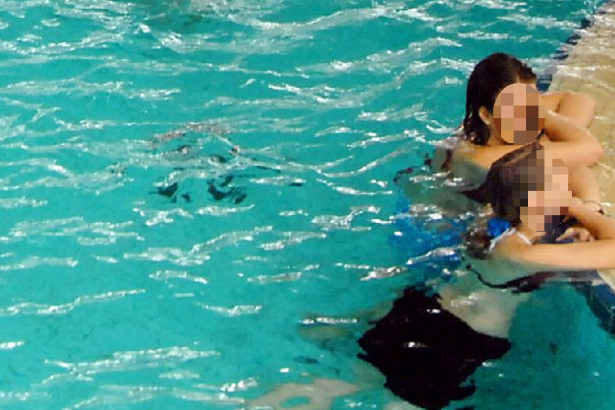 Zwei Mädchen (12 und 14 Jahre) im Schwimmbad von Männer-Gruppe begrapscht.